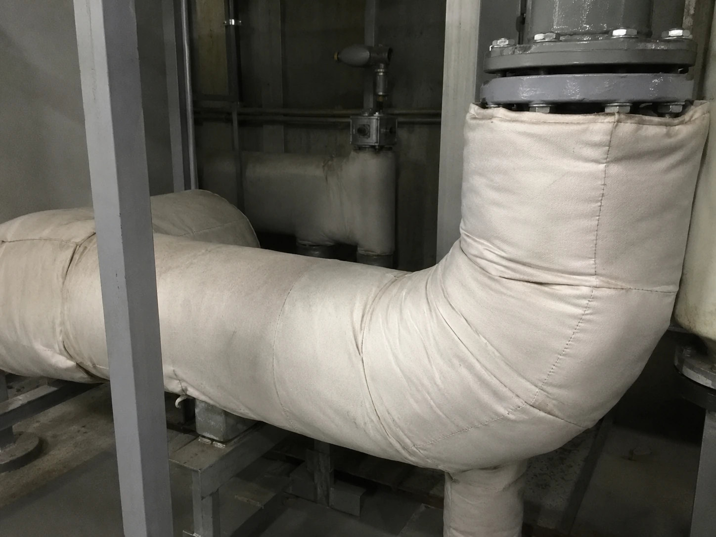 配管や設備まわりに施工された保温材の参考写真